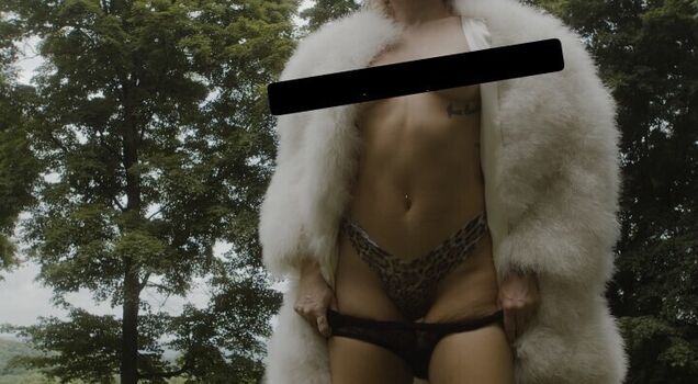 Miley Cyrus Leaked Nude OnlyFans (Photo 633)