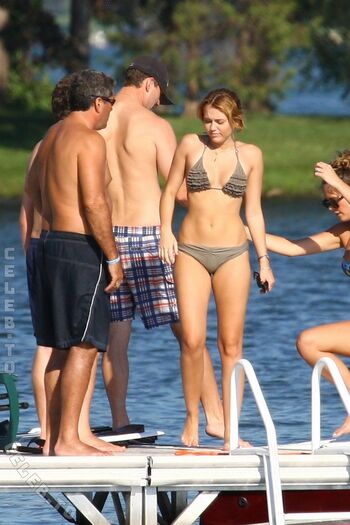 Miley Cyrus Leaked Nude OnlyFans (Photo 1351)
