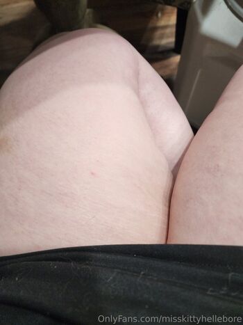 misskittyhellebore Leaked Nude OnlyFans (Photo 37)
