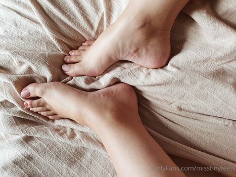 misstinyfeets Leaked Nude OnlyFans (Photo 3)