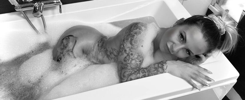 Neelie Inked