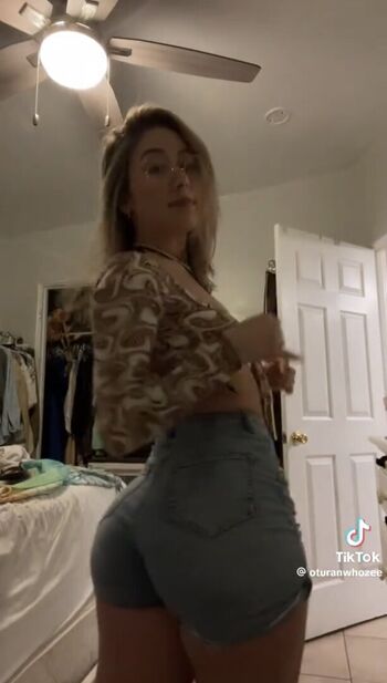oturanwhozee Leaked Nude OnlyFans (Photo 2)