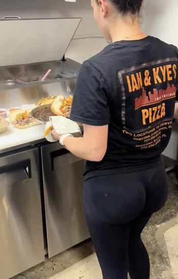 Pizzeria Baddies Leaked Nude OnlyFans (Photo 4)