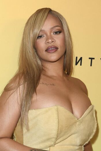Rihanna Leaked Nude OnlyFans (Photo 674)