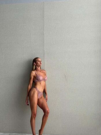Rosie Huntington-Whiteley Leaked Nude OnlyFans (Photo 434)