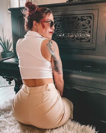 Savannahlow Leaked Nude OnlyFans (Photo 4)