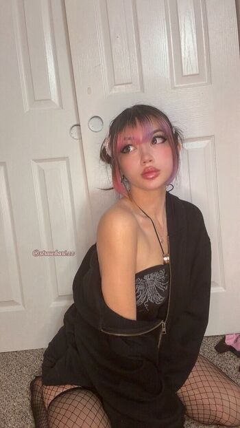 strawbarizz Leaked Nude OnlyFans (Photo 14)