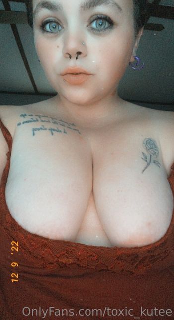 toxic_kutee Leaked Nude OnlyFans (Photo 2)
